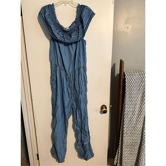Crown & Ivy Chambray Jumpsuit Size XL Blue Ruffle Off The Shoulder Drawstring Wa - Picture 1 of 6